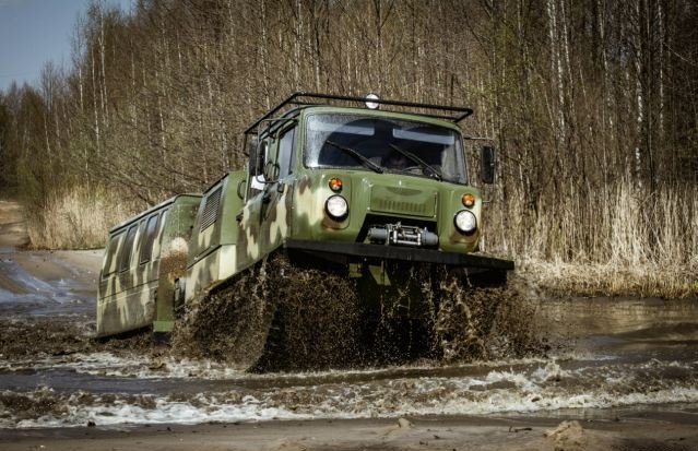 orosz teherautó küzd az úttalan utakkal